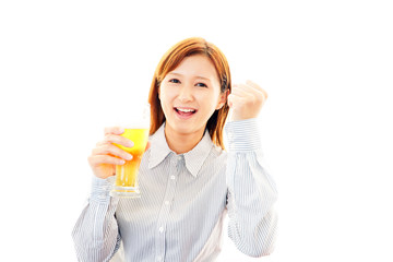 ビールを飲む笑顔のＯＬ