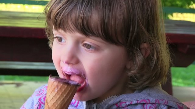 bambina mangia il gelato