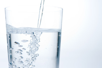 コップに水を注ぐ