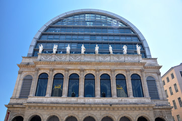 Fachada principal de la &Oacute;pera de Lyon, Jean Nouvel