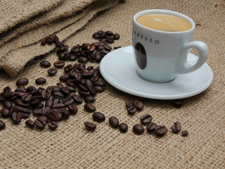 Espressotasse mit Bohnen