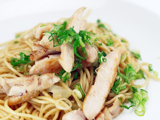 gebratene nudeln mit hühnchen