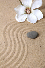 Fototapeta na wymiar Ogród zen z raked piasku i okrągły kamień z bliska