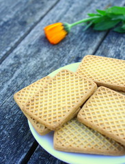 biscuits secs pour le thé sur fond bois