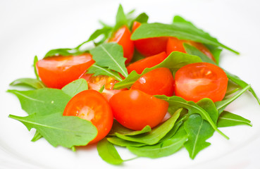 Fresh salad with tomatoes and rucola 