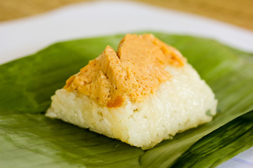 Sweet sticky rice with egg custard topping