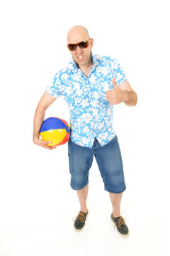 Mann mit Wasserball in arroganter Pose