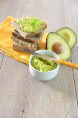 Frisches Brot mit Creme aus Avocados