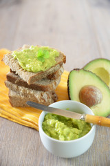 Mischbrot mit Avocadodip