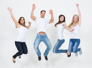 Gruppe Jugendlicher springt