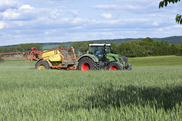 Traktor im Getreidefeld