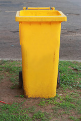 Fototapeta na wymiar Yellow Trashcan
