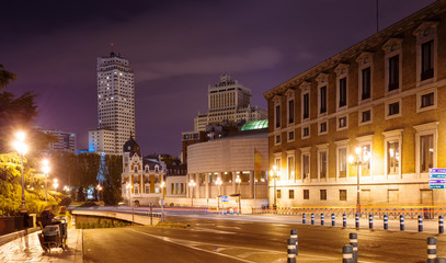 Fototapeta na wymiar Wieczorem widok Bailen ulicy i Hiszpania Square