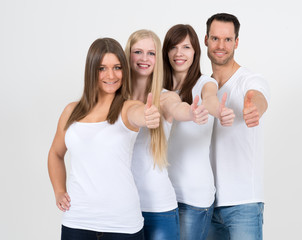 Junge Menschen mit Daumen hoch