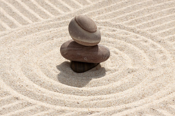 galets en équilibre sur sable