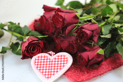 "rote Rosen mit Herz" Stockfotos und lizenzfreie Bilder auf Fotolia.com