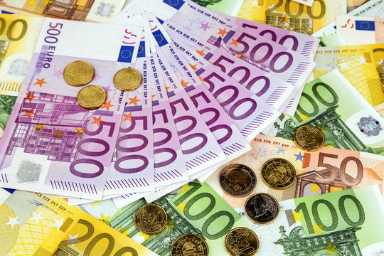 many euro banknotes