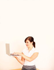 junge Frau mit Laptop