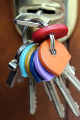 mazzo di chiavi nella serratura