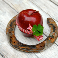 Apfel und Hufeisen