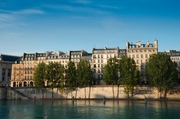 Fototapeta na wymiar Quai de Seine w Paryżu