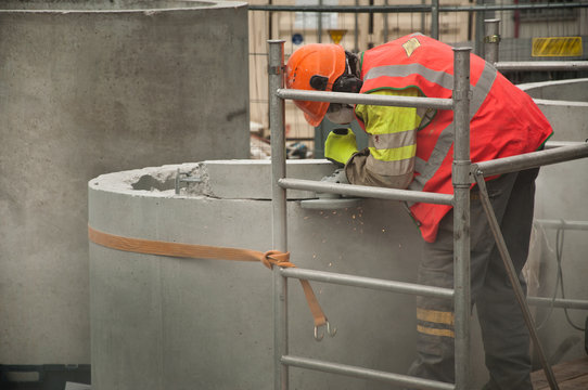 ouvrier de chantier et disqueuse