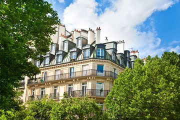 nobles Haus und Bäume in Paris, Frankreich