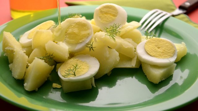 Insalata de patatas with eggs