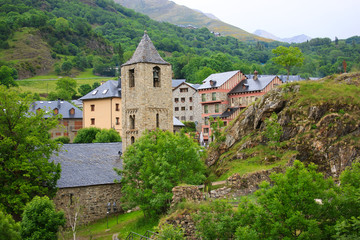 Fototapeta na wymiar Romański kościół Sant Joan de Boi w Vall de Boi, Hiszpania