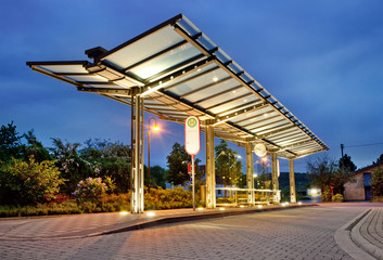 Moderner Busbahnhof Bushaltestelle bei Nacht - Bus Stop