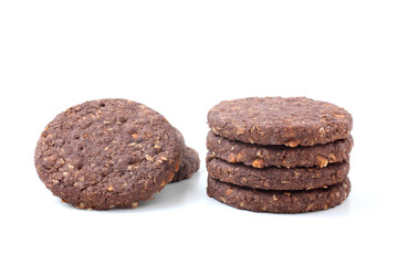 biscotti con cereali e cacao su sfondo bianco