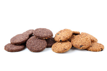 biscotti con cereali frutta e cacao su sfondo bianco