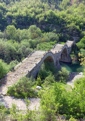 Fototapeta na wymiar Kalogeriko potrójne łukowaty kamienny most, Epir, Grecja