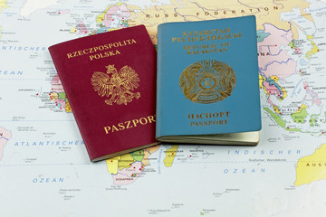 Obraz premium ethnic polish emigrant .Passports on the map
