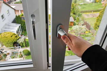 Dreh Fenster mit Hand