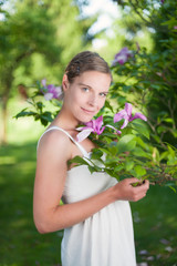 Junge Frau unter blühendem Magnolienbaum
