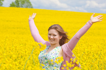 Naklejka premium lachende frau im raps feld