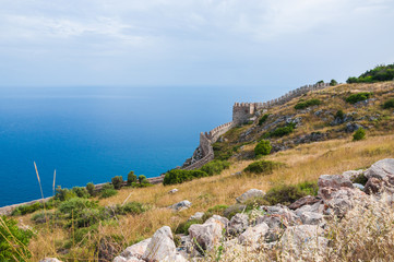 Fototapeta na wymiar morze, góry i stara twierdza w Alanya, Turcja
