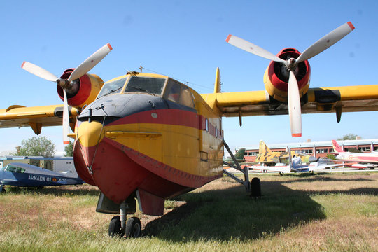 Avion Anfibio Monocasco Canadair CL-215