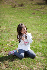 Fototapeta premium Dolce bambina seduta nel prato