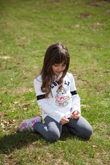 Fototapeta premium Dolce bambina seduta nel prato