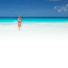 Obraz premium Woman runs out of the sea