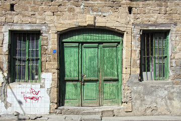 Fototapeta na wymiar Zielone drzwi