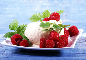 Vanilleeis mit Himbeeren