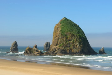 The rock Â«head of yaquinaÂ» on the coast of the Pacific Ocean.