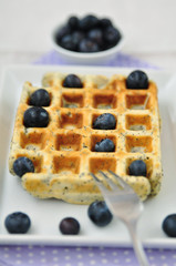 Waffeln mit Mohn, Heidelbeeren und Vanilleeis