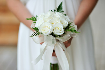 Obraz na płótnie Canvas white bouquet in hands of the bride