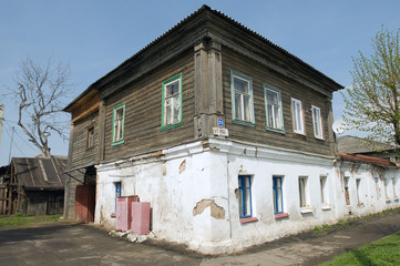 Fototapeta na wymiar Old wooden residential apartment building in Yuriev-Polsky