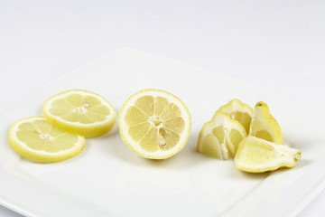Zitronenstuecke und Scheiben