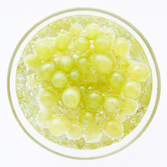 Сочный, насыщенный виноград в бокале